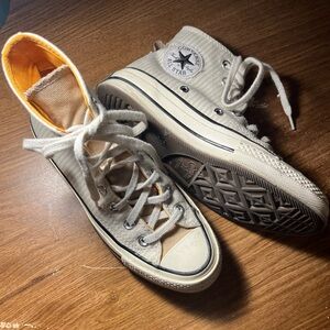 White striped converse women’s 5.5